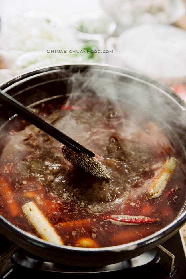 https://www.chinasichuanfood.com/wp-content/uploads/2013/11/how-to-make-hot-pot-broth-14.jpg