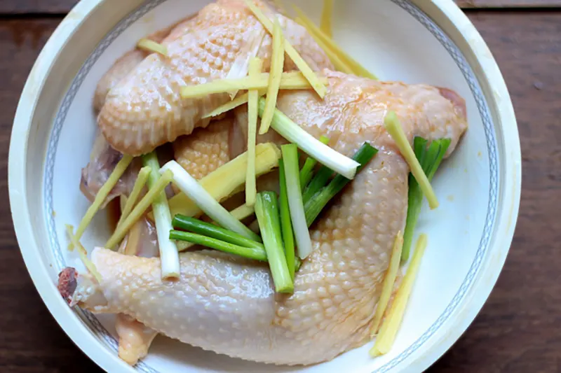 https://www.chinasichuanfood.com/wp-content/uploads/2014/09/steamed-chicken-recipe-step-2.webp