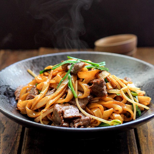 Beef Chow Fun Noodles(Pan-Fried Ho Fun) - China Sichuan Food