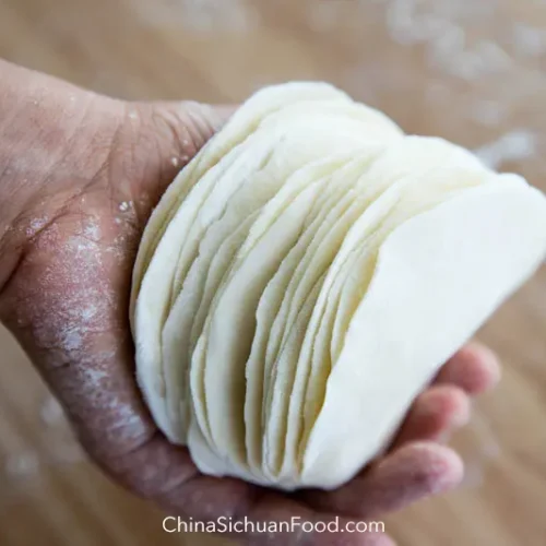 https://www.chinasichuanfood.com/wp-content/uploads/2017/01/how-to-make-dumpling-wrapper-51-500x500.webp