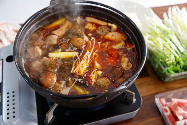 https://www.chinasichuanfood.com/wp-content/uploads/2018/12/how-to-make-hot-pot-at-home-10.jpg