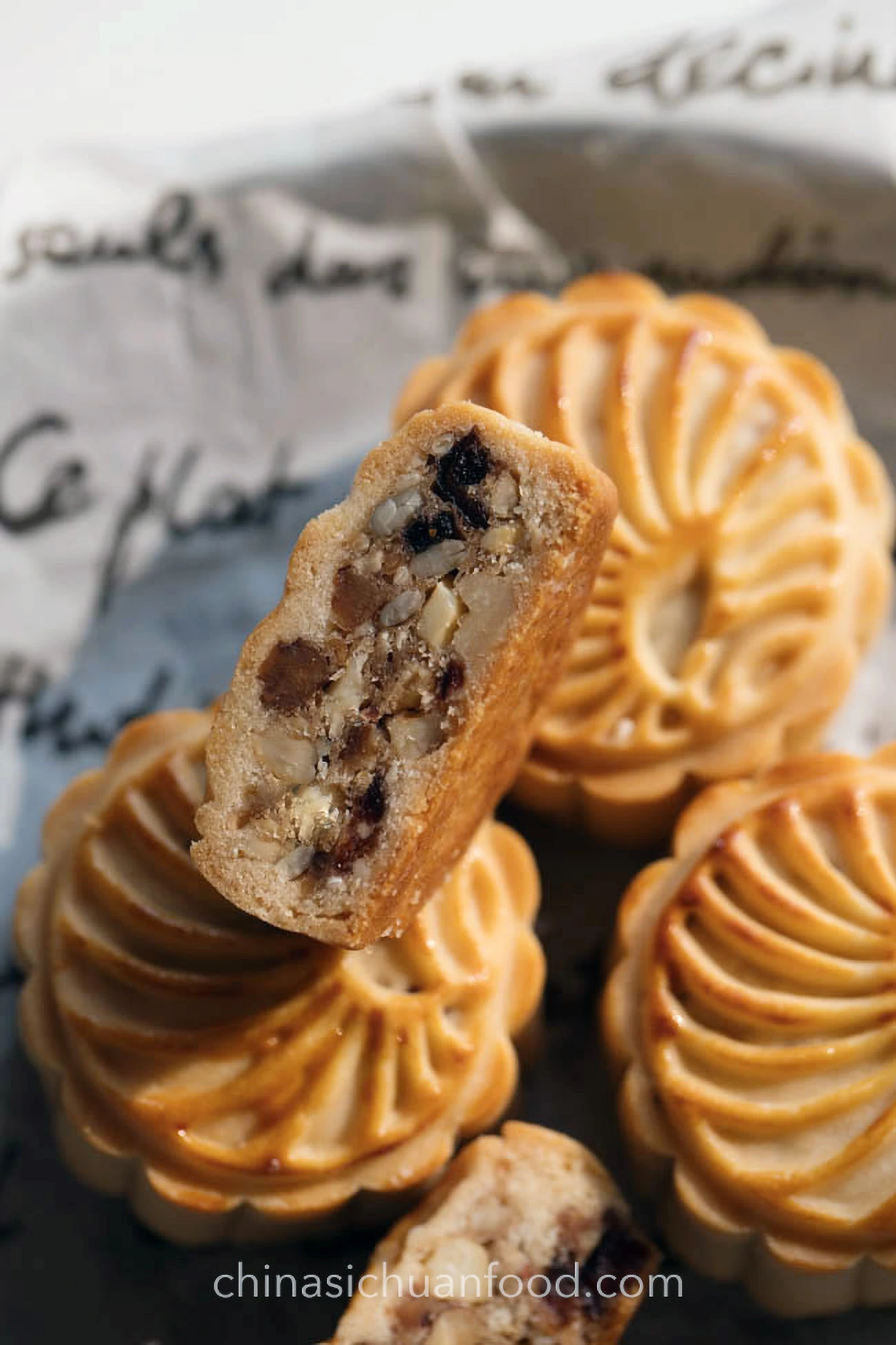 Mooncakes with Nuts｜chinasichuanfood.com