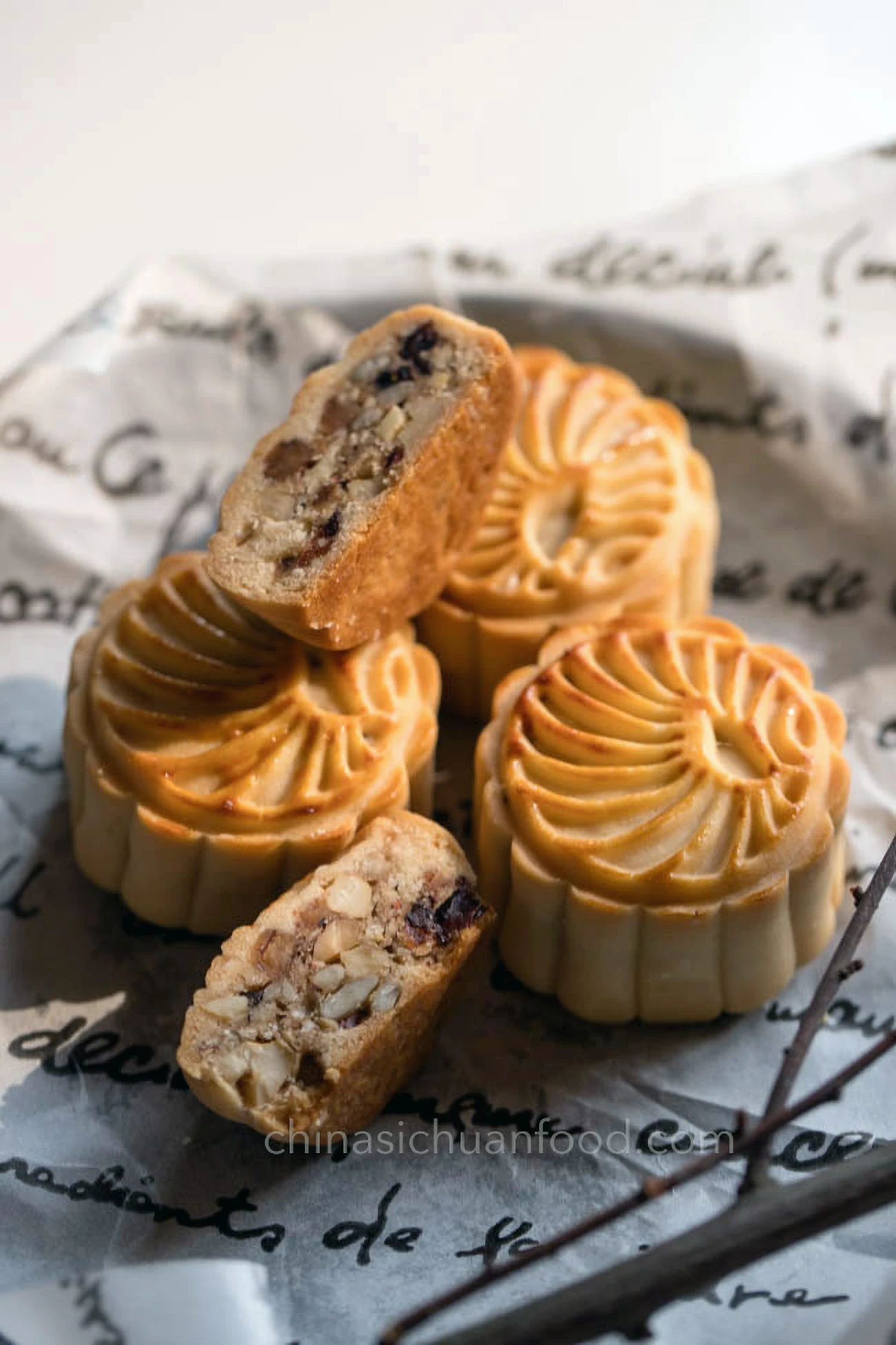 Mooncakes with Nuts｜chinasichuanfood.com