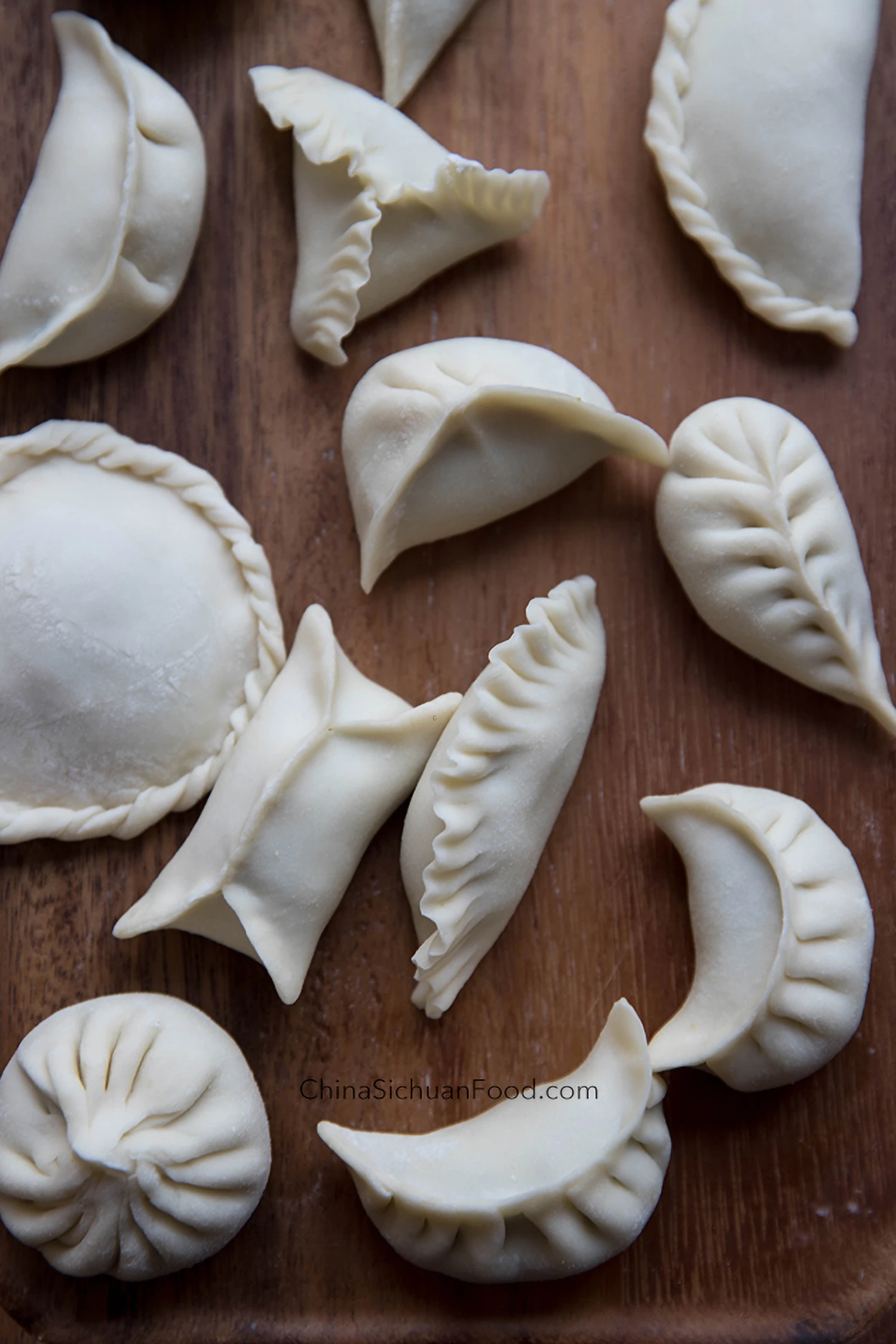 How to Fold Dumplings|chinasichuanfood.com