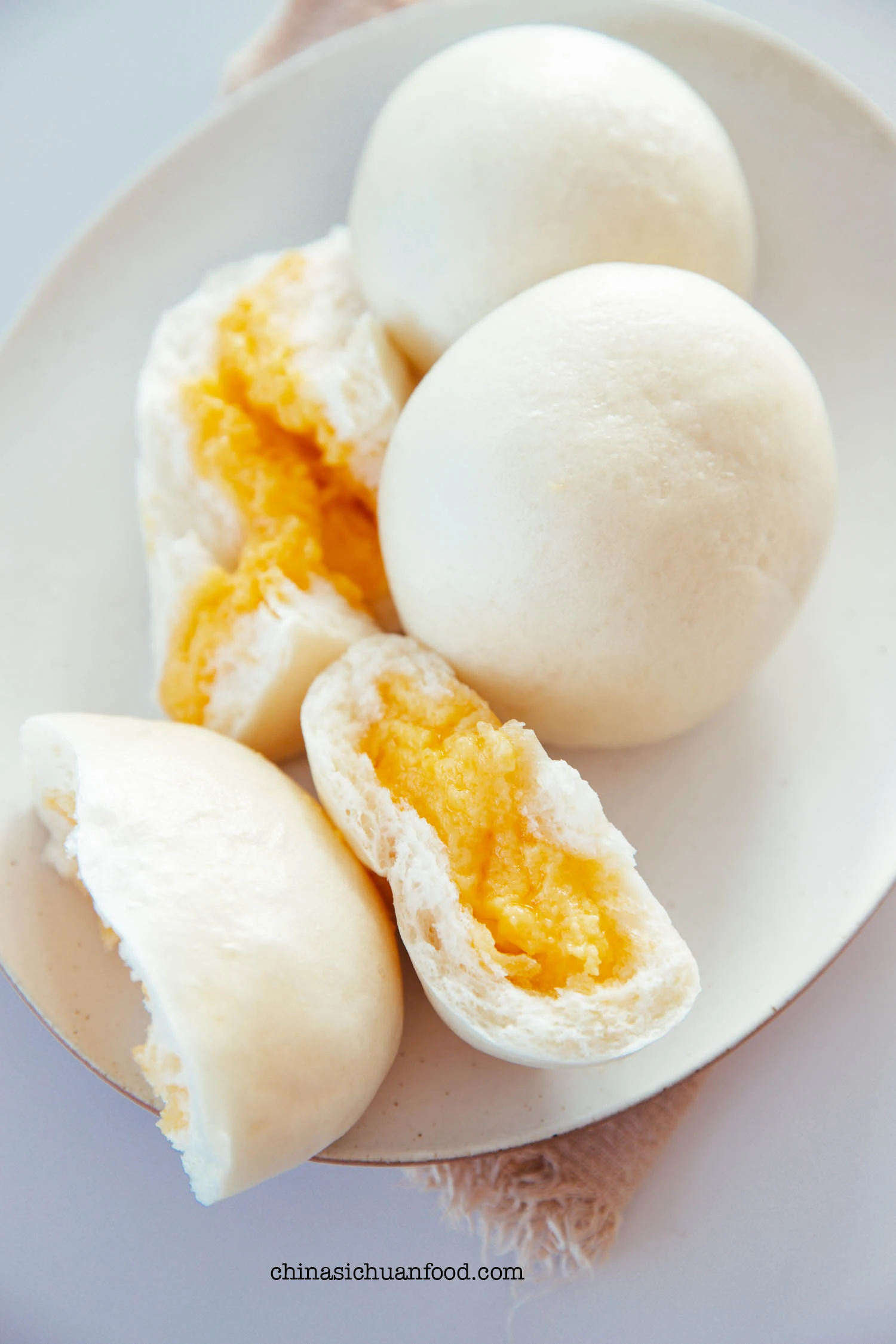 Custard Buns-Running Custard Buns | chinasichuanfood.com