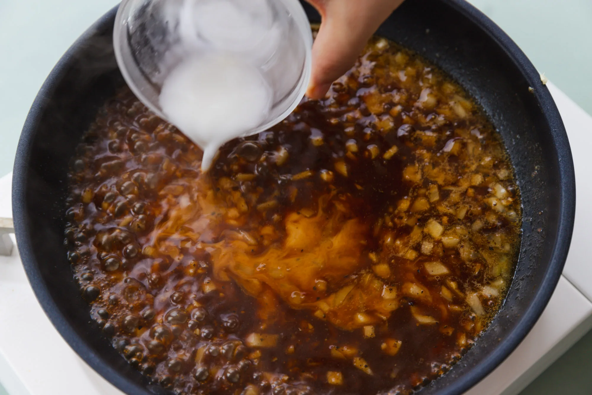 adding starch water to black pepper sauce | chinasichuanfood.com