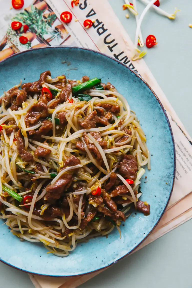 Delicious Stir-Fried Bean Sprouts with  Pork (豆芽炒肉丝)