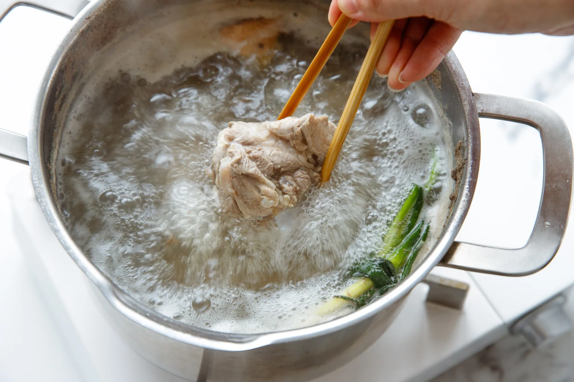 how to blanch pork bones for soup| chinasichuanfood.com